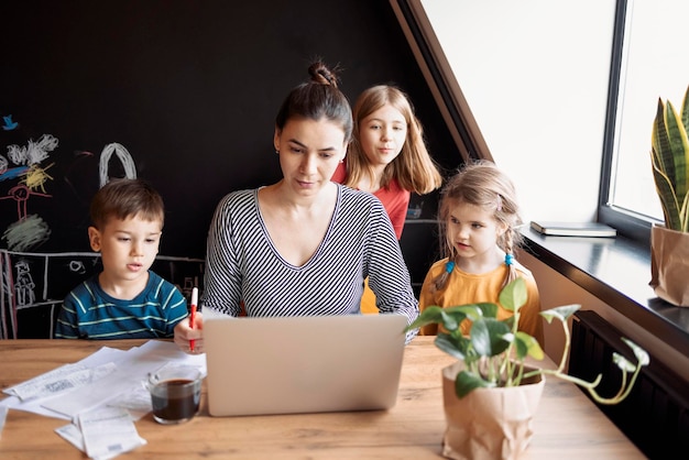 Porträt einer jungen Frau, die zu Hause ein digitales Tablet verwendet