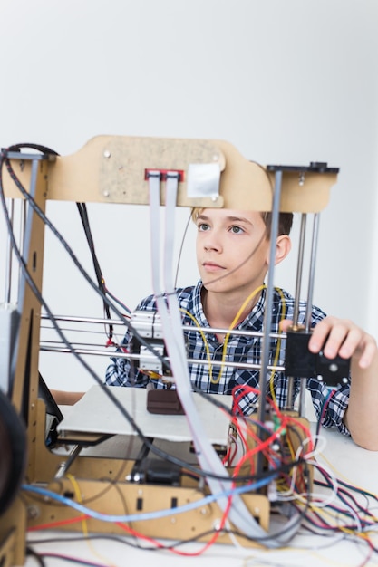 Foto porträt einer jungen frau, die zu hause einen laptop benutzt