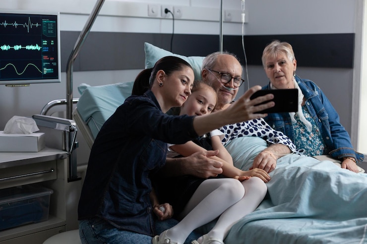 Foto porträt einer jungen frau, die zu hause einen laptop benutzt
