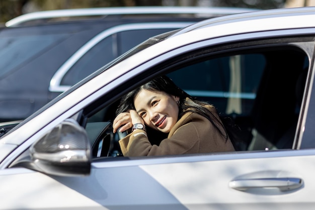 Porträt einer jungen Frau im Auto