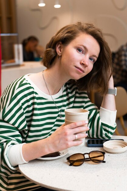 Porträt einer jungen Frau im Café