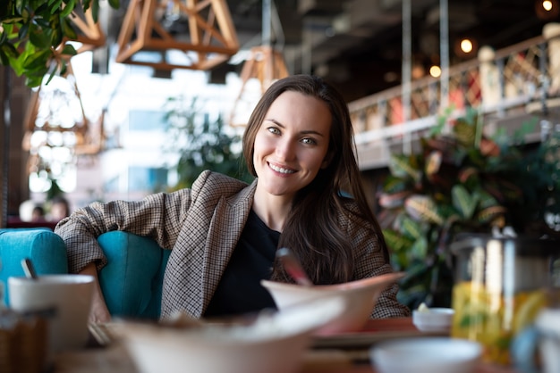 Porträt einer jungen Frau im Inneren des Restaurants