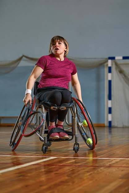 Porträt einer jungen Frau im Rollstuhl