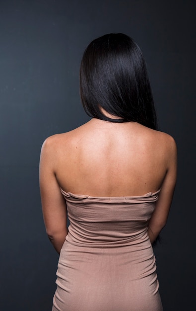 Porträt einer jungen Frau im Studio auf dunklem Hintergrund