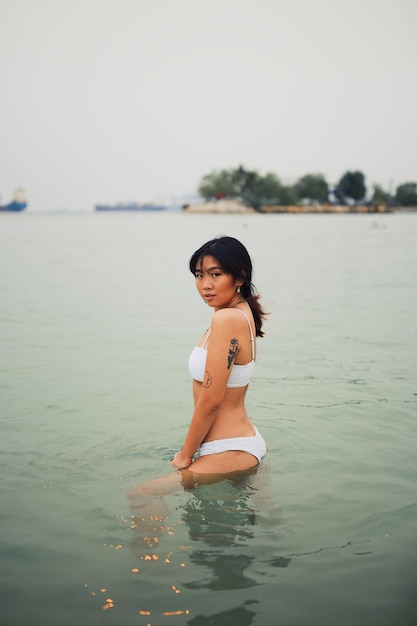 Porträt einer jungen Frau im Wasser gegen den Himmel