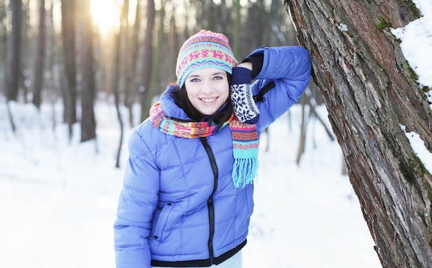 Porträt einer jungen Frau im Winterpark