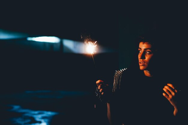 Foto porträt einer jungen frau in der nacht mit einem funkeln