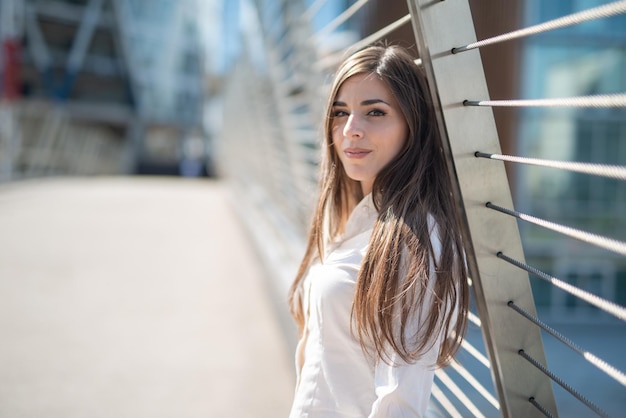 Porträt einer jungen Frau in der Nähe einer Brücke