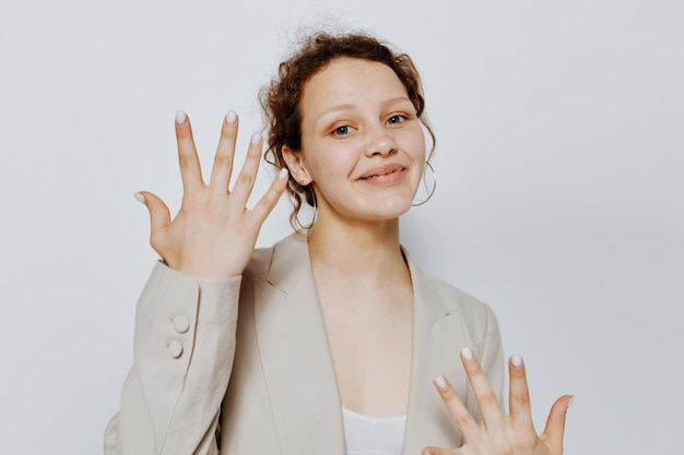 Porträt einer jungen Frau in einem Anzug gestikuliert mit seinen Händen isolierte Hintergründe unverändert