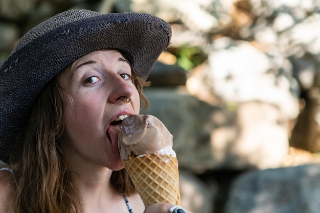 Foto porträt einer jungen frau in einem eiscreme-kegel