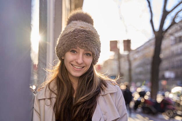 Porträt einer jungen Frau in einem Wollhut, die in die Kamera schaut