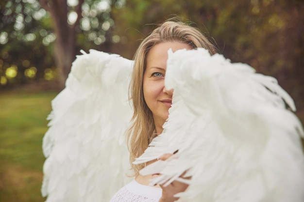 Foto porträt einer jungen frau in traditioneller kleidung, die draußen steht