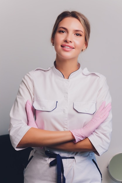 Porträt einer jungen Frau in Uniform