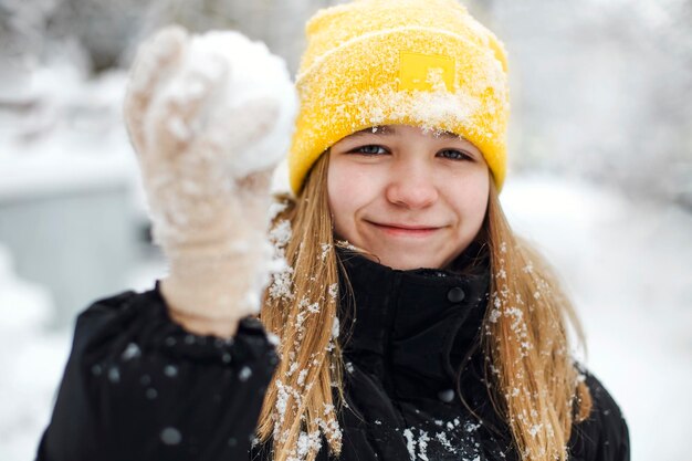 Foto porträt einer jungen frau in warmer kleidung