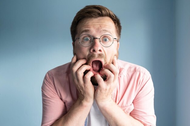 Foto porträt einer jungen frau mit augen