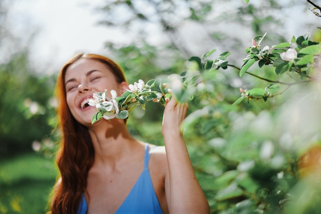 Foto porträt einer jungen frau mit blumen