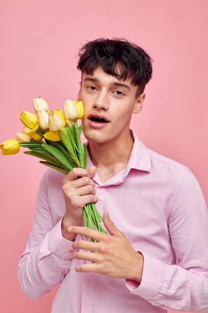 Porträt einer jungen Frau mit Blumen