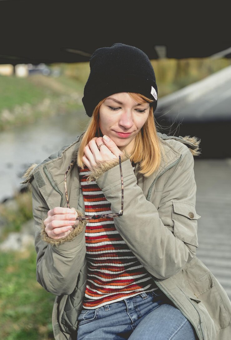 Foto porträt einer jungen frau mit brille im freien