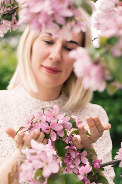 Foto porträt einer jungen frau mit einem blumenstrauß