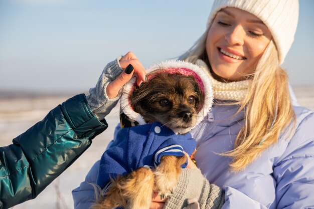 Foto porträt einer jungen frau mit einem hund