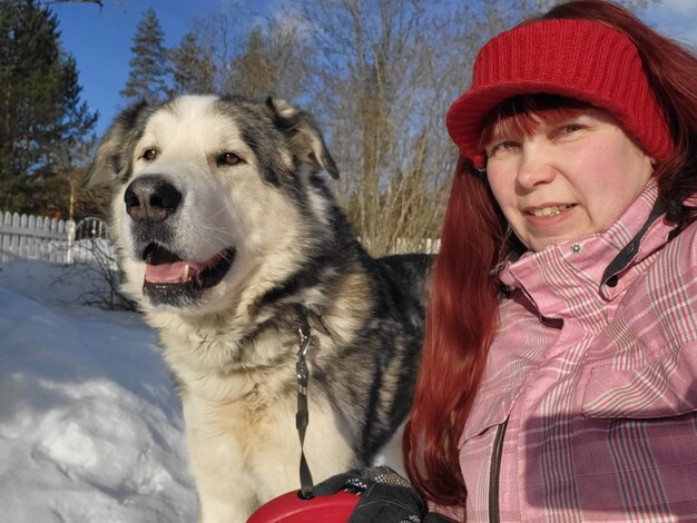 Foto porträt einer jungen frau mit einem hund