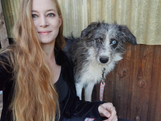 Foto porträt einer jungen frau mit einem hund