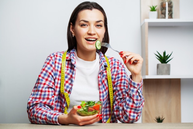 Porträt einer jungen Frau mit einer Schüssel Salat