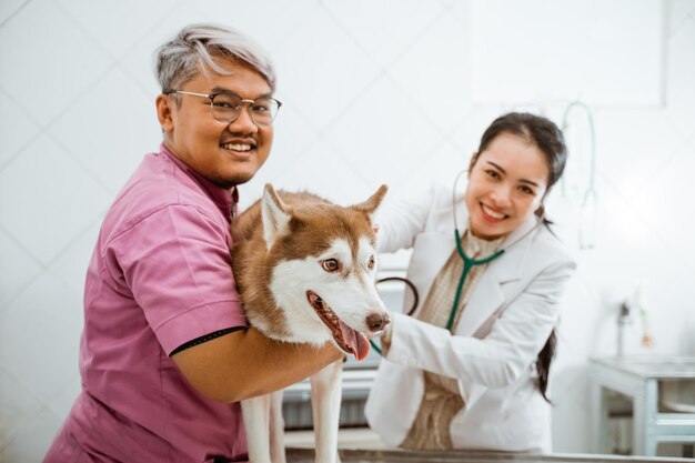 Foto porträt einer jungen frau mit hund