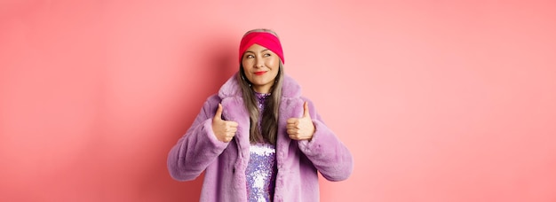 Foto porträt einer jungen frau mit hut auf gelbem hintergrund