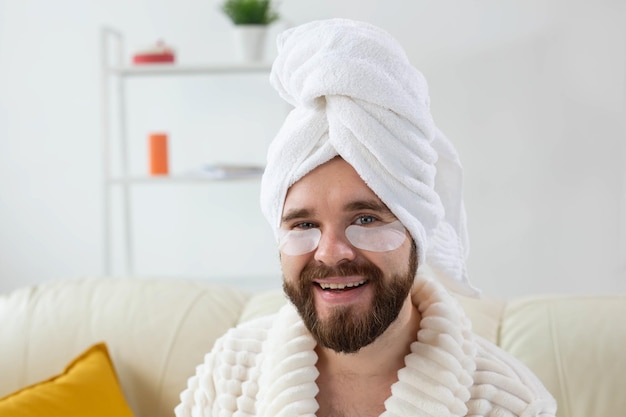 Foto porträt einer jungen frau mit hut