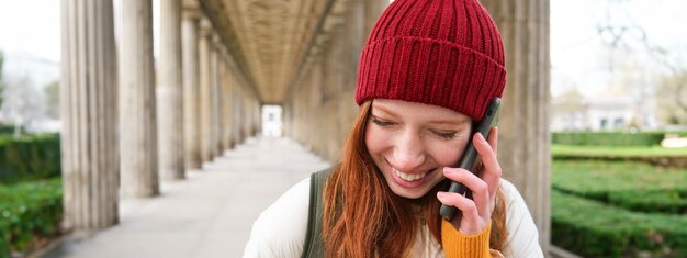 Foto porträt einer jungen frau mit hut