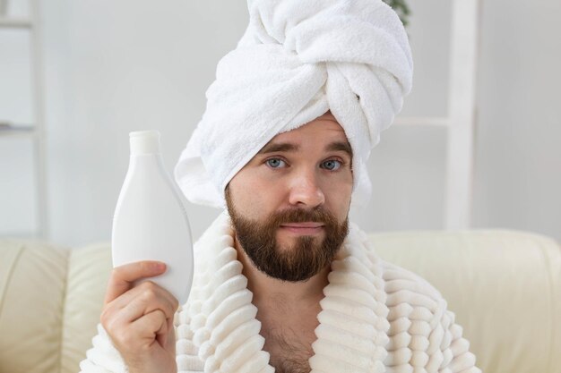 Foto porträt einer jungen frau mit intravenöser infusion zu hause