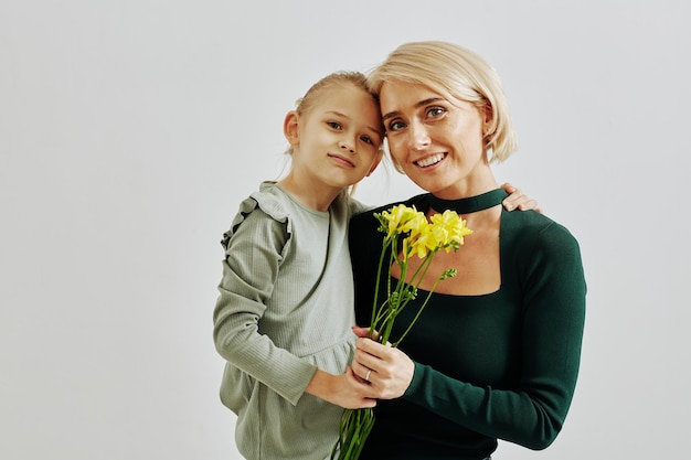 Porträt einer jungen Frau mit kleiner Tochter