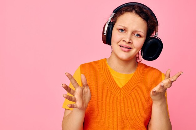 Foto porträt einer jungen frau mit kopfhörern