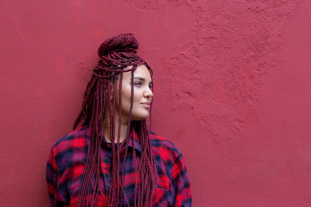 Foto porträt einer jungen frau mit roten dreadlocks