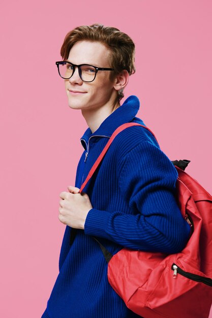 Foto porträt einer jungen frau mit sonnenbrille, die vor einem rosa hintergrund steht