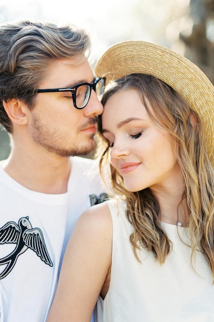 Foto porträt einer jungen frau mit sonnenbrille