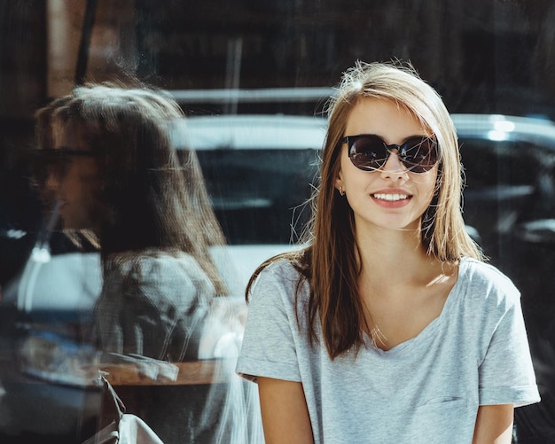 Porträt einer jungen Frau mit Sonnenbrille