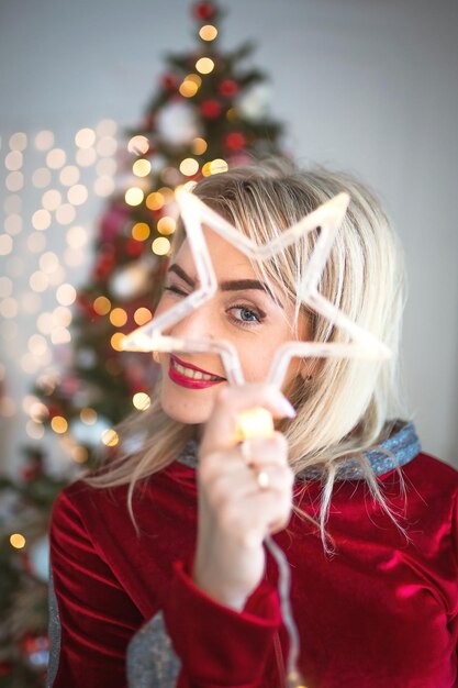 Foto porträt einer jungen frau mit weihnachtsdekoration