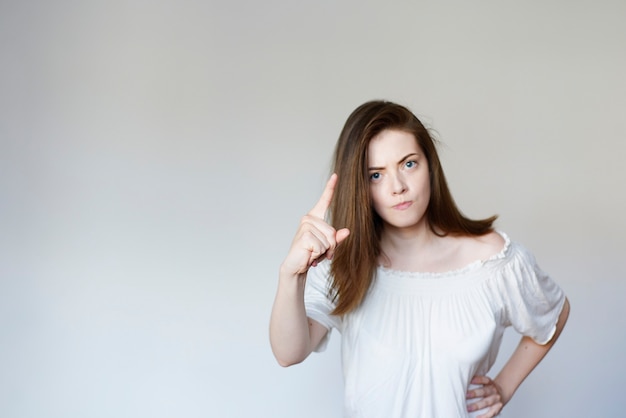 Porträt einer jungen Frau mit weißem T-Shirt