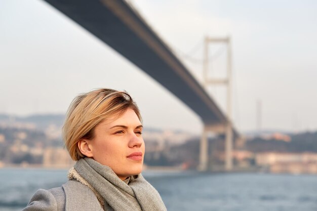 Porträt einer jungen Frau unter der Bosporus-Brücke