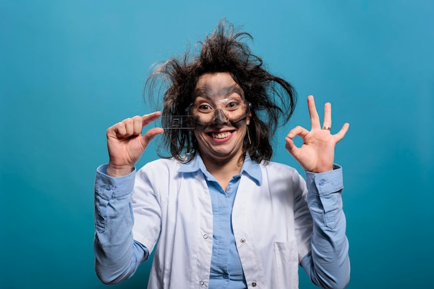 Foto porträt einer jungen frau vor blauem hintergrund