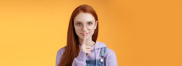 Foto porträt einer jungen frau vor gelbem hintergrund