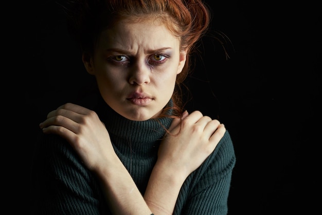 Foto porträt einer jungen frau vor schwarzem hintergrund