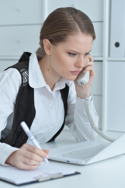 Porträt einer jungen Geschäftsfrau, die im Büro arbeitet