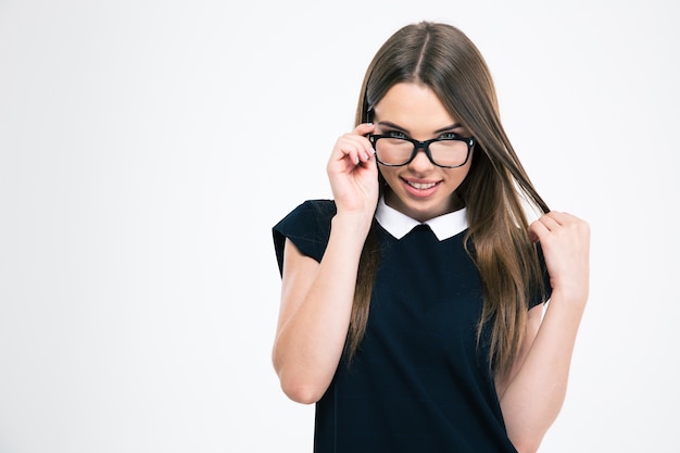 Porträt einer jungen glücklichen Frau mit Brille, die isoliert in die Kamera schaut