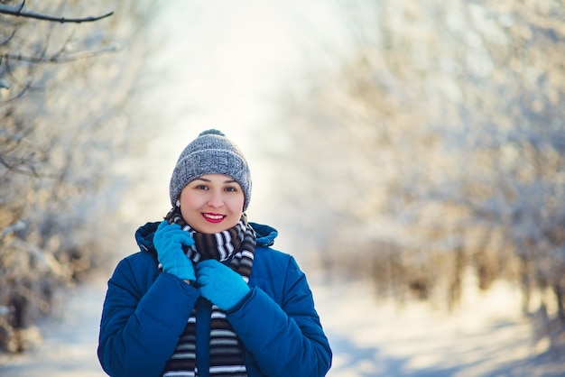 Porträt einer jungen glücklichen Mädchenfrau in der Winterkleidung.