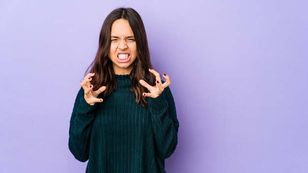 Porträt einer jungen hübschen Frau, die schreit