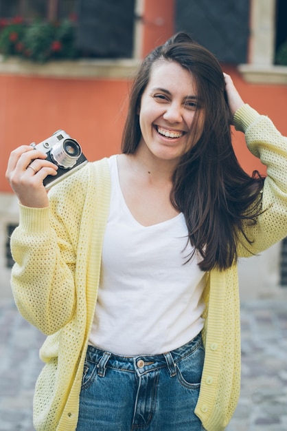 Porträt einer jungen hübschen Frau mit Retro-Kamera