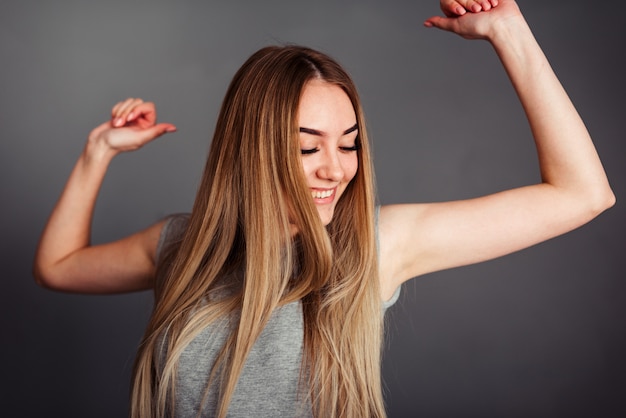 Porträt einer jungen kaukasischen blonden Frau in einem grauen T-Shirt